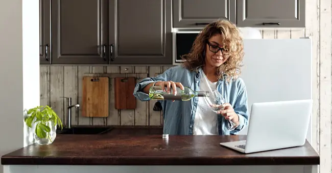 online-vinprovning-omslagsbild-en-tjej-som-häller-vin-i-glas